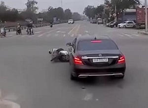 Tránh tông nam sinh, nữ tài xế trượt ngã gây tai nạn liên hoàn